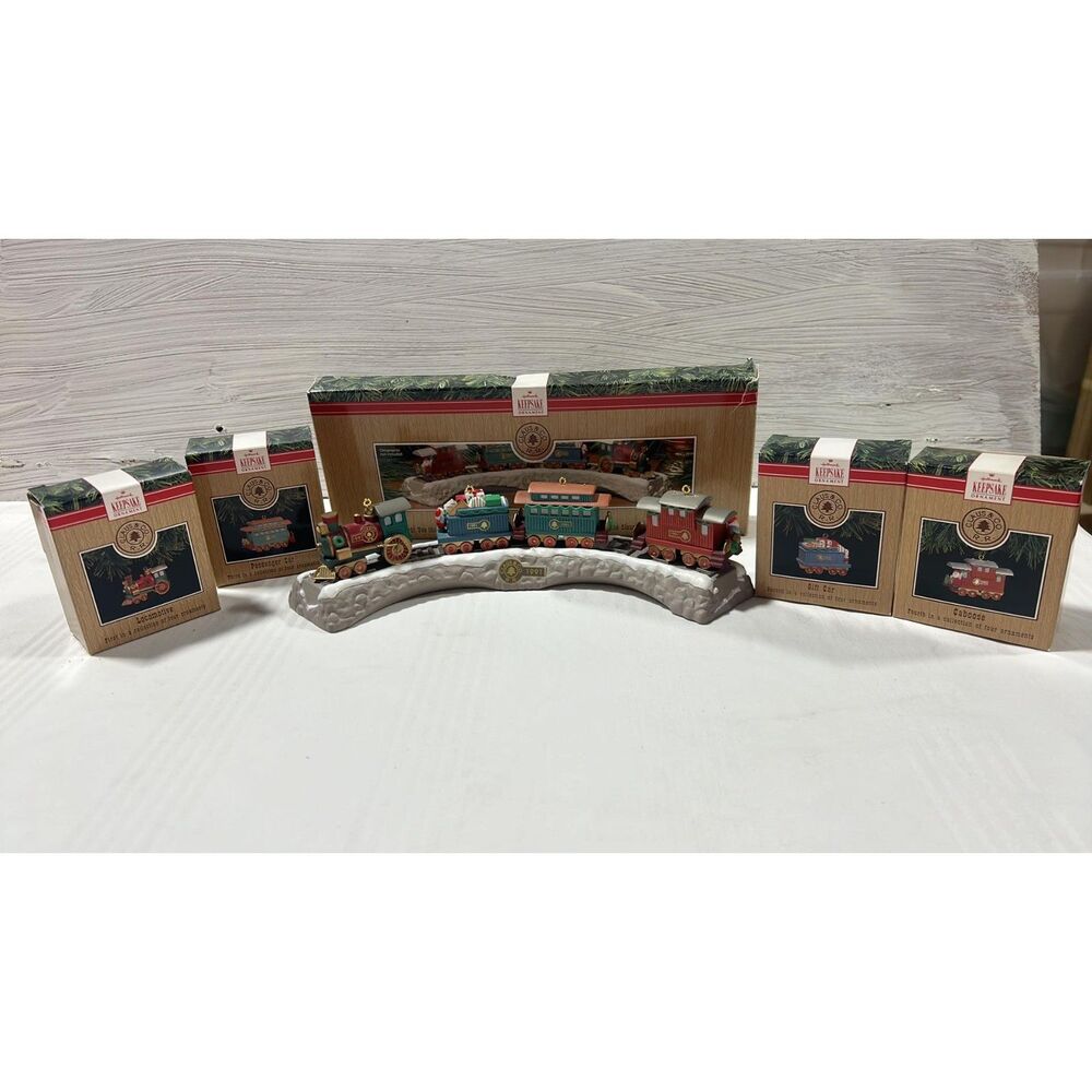 Hallmark Keepsake Claus & CO RR Train Trestle and Cars 5 piece Set 1991
